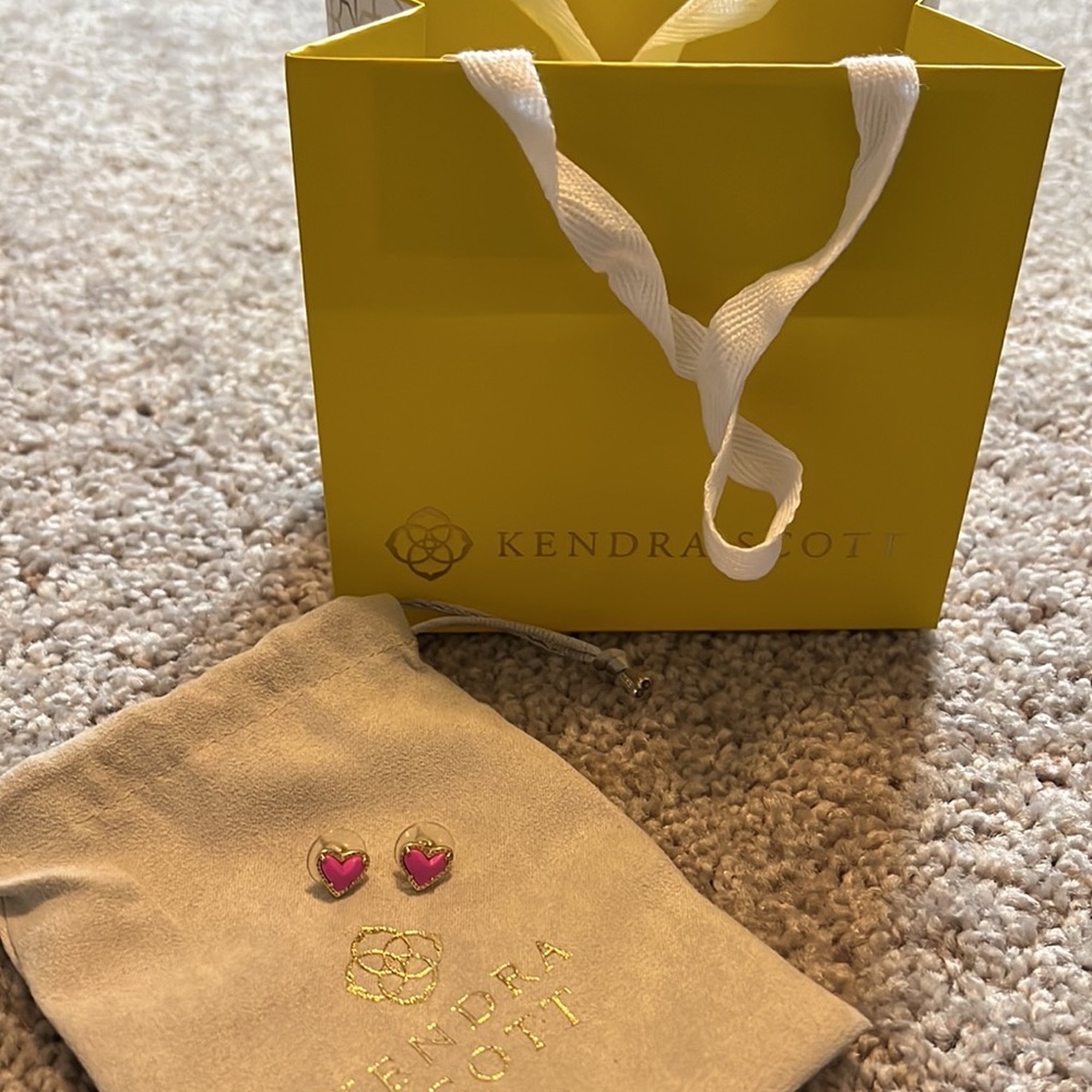 Kendra Scott Ari Heart Gold Stud Earrings in Neon Pink Magnesite